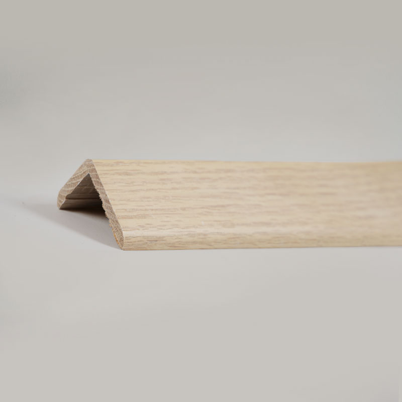 Listwa przejściowa z litego drewna, kątowa (90°) (oklejona fornirem z czerwonego dębu + farba) - kolor dębu 1 1/2' x 1 1/2'